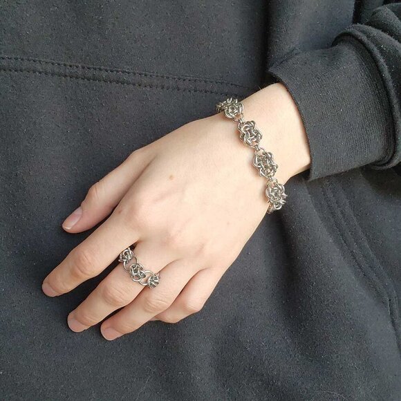 Vintage medieval elf style silver orc weave chainmail bracelet - Picture 3 of 11